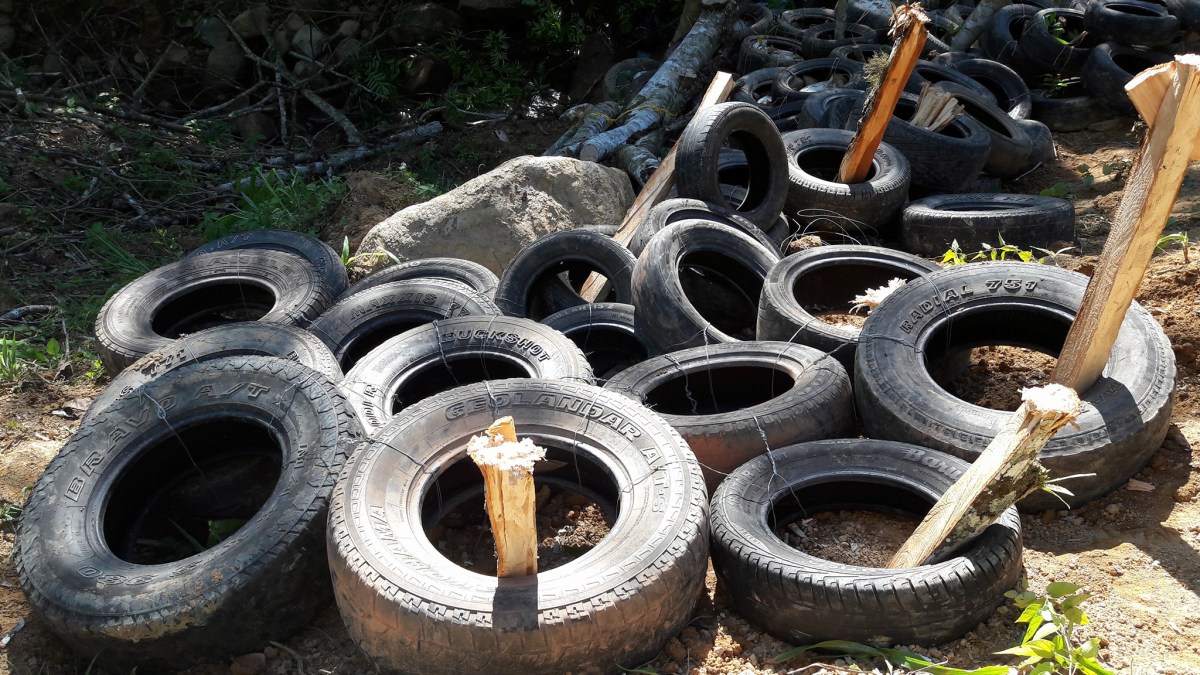Photo: Clearly visible metal wire, connecting every tire with another 3 tires. This ensured that the net-like structure will stay strong. Additionally we used big wooden polen which where planted vertically about 1-2 meters deep.